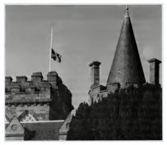 duke-of-argylls-flag-at-inveraray-castle-at-halfmast-for-hugh-p.-moore-1991.jpg