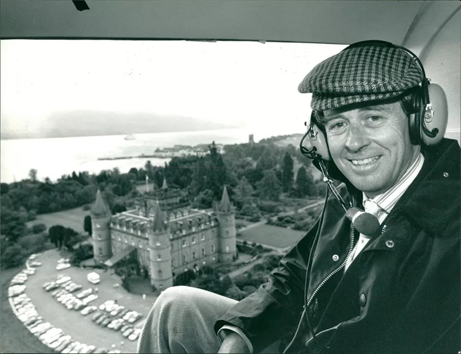 Photo Ian Campbell, 12th Duke of Argyll Helicopters over Inveraray Castle